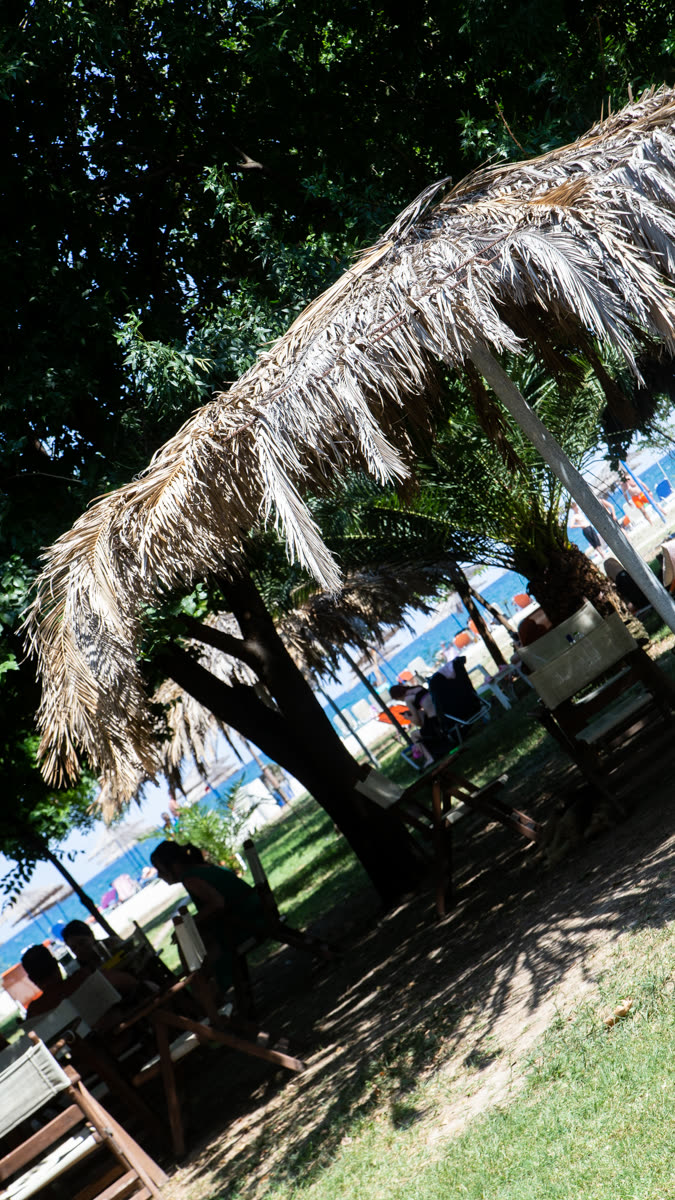 Κάτω από την ψάθινη σκιά του Tropic Island
