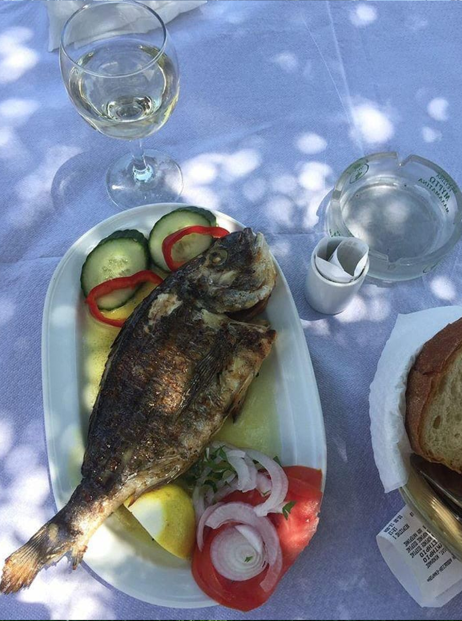 Φρέσκο ψάρι σχάρας στο τραπέζι, πάνω στη θάλασσα