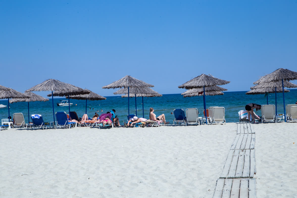 Ομπρέλες και ξαπλώστρες στην Παραλία Κορινού