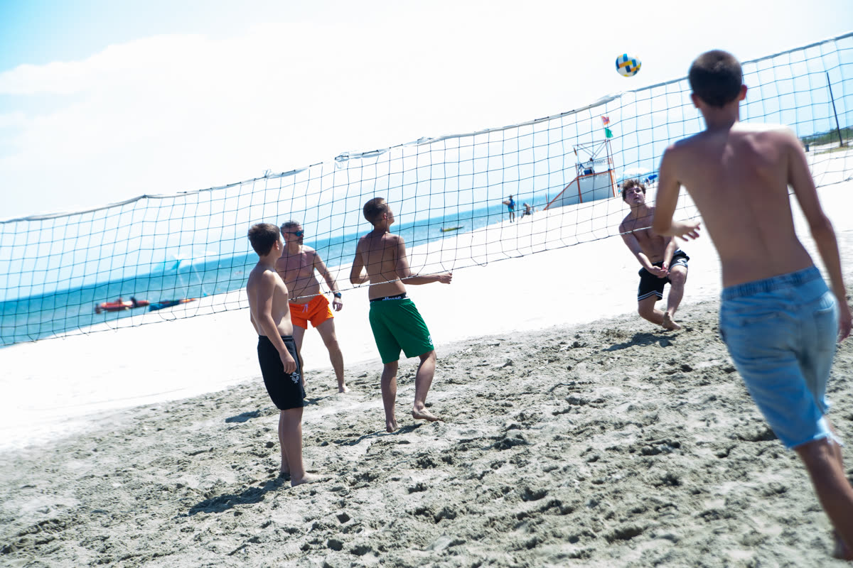 Beach volley στην άμμο μπροστά στο Tropic Island
